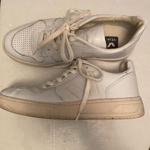 Veja Women’s all white size 8 (39 EU) barely worn sneakers